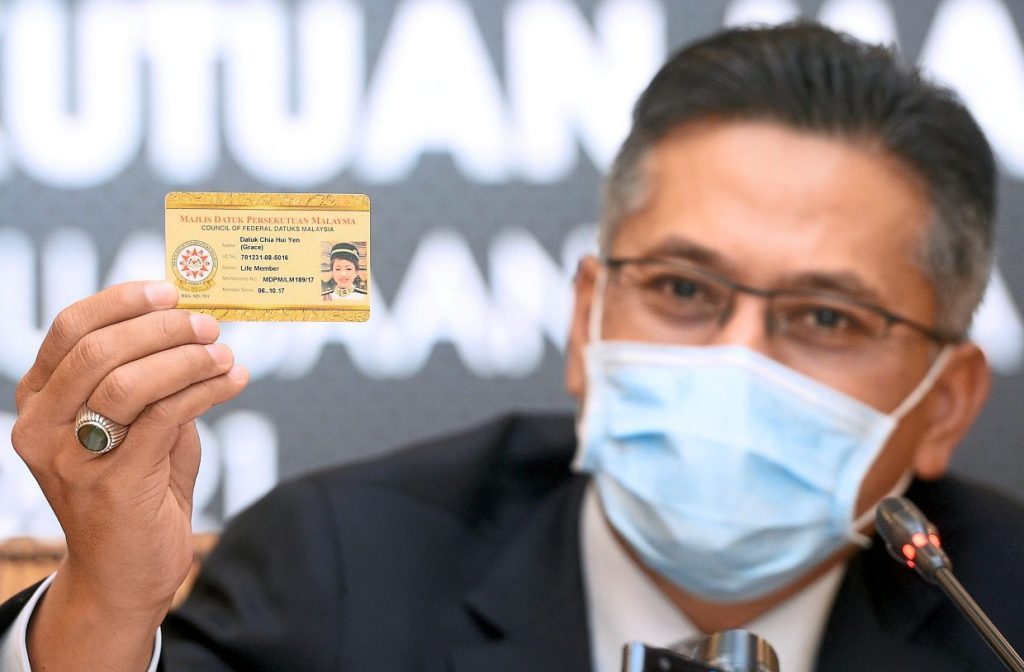 Council of Federal Datuks Malaysia (MDPM) president Datuk Awalan Abdul Aziz showing the special card issued to members conferred with Datukship titles by the Agong during the press conferences on Monday. 