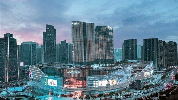 “The Ring, Chongqing” is Hongkong Land’s inaugural lifestyle retail series. It is a seven-level shopping mall with some 74,000 sq. m of net leasable area.