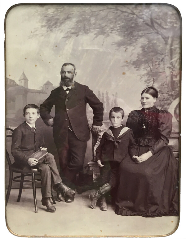 Family Gebert - Photo of the founding family: Albert Gebert with his wife Josefina and their two sons Albert Emil (left) and Leo, shortly after 1892.