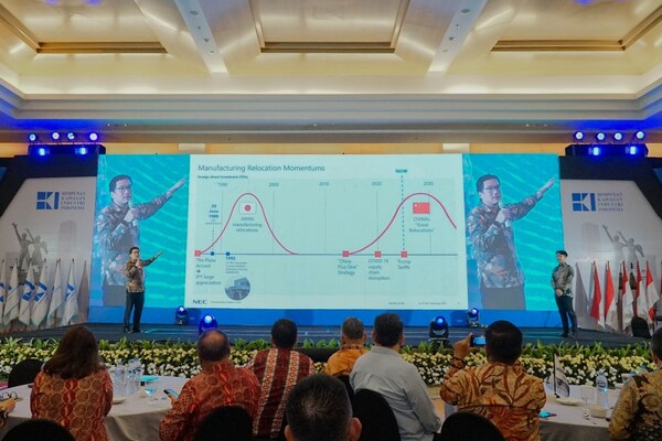 Joji Yamamoto (right), President Director of NEC Indonesia, together with Marko Kanadi (left), Head of Business Incubation at NEC Indonesia, presenting the NEC ICCC for Industrial Estate at the 9th National Conference of the Industrial Estates Association of Indonesia (HKI).