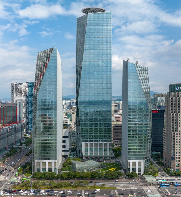 Starlight Investments has announced the opening of its Asia–Pacific headquarters in IFC Seoul. Starlight Investments has announced the opening of its Asia–Pacific headquarters in IFC Seoul.